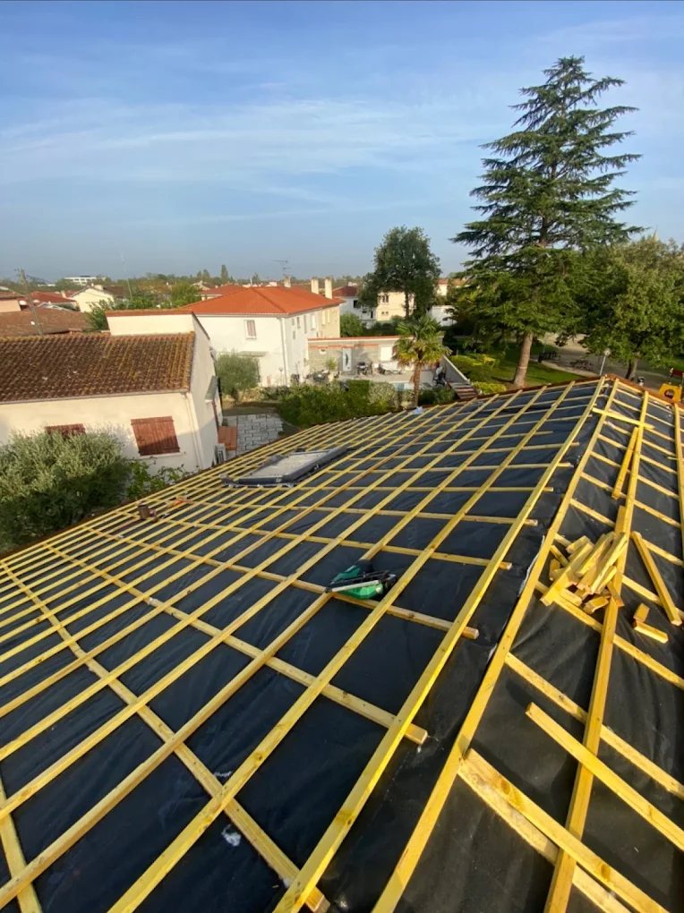 Liteaux et écran sous-toiture lors d'une réfection de charpente à Albi