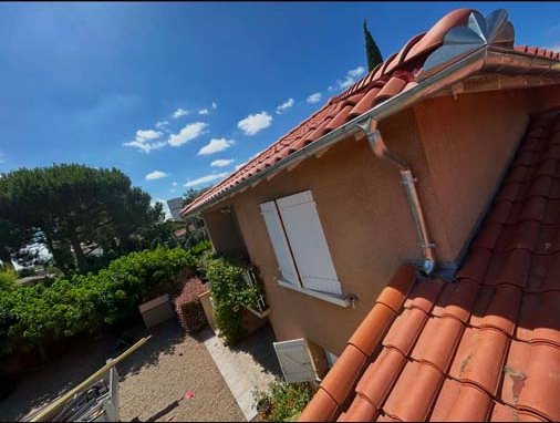 Gouttière et descente d'eaux pluviales sur une maison en tuiles canal à Lavaur